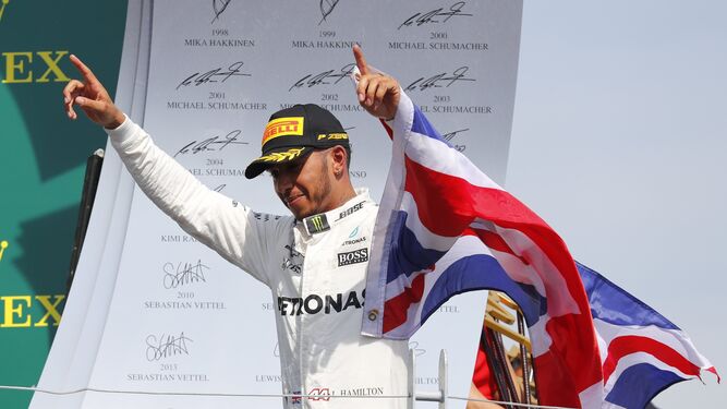 Lewis Hamilton celebra en el podio su victoria en el Gran Premio de Canadá.