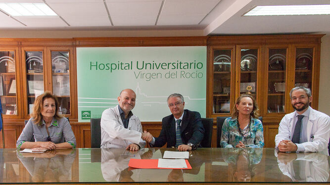 Un momento de la firma del convenio entre los dos hospitales.