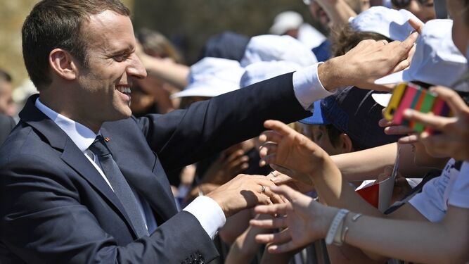 Macron saluda a varios simpatizantes.
