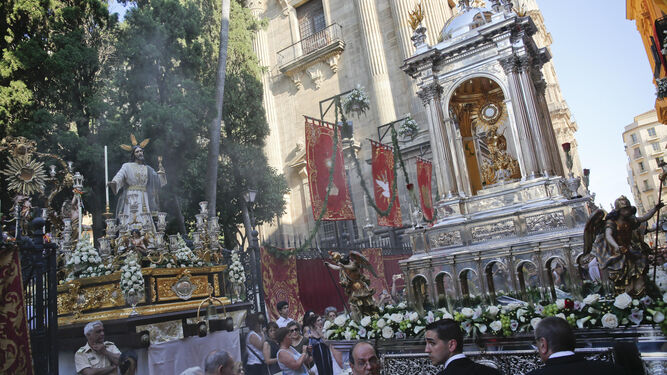 La Custodia avanza por la calle Molina Lario ante Jesús de la Sagrada Cena.