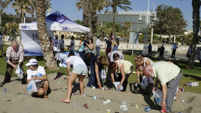 Huerto de residuos instalado ayer en la playa de La Misericordia para presentar una campaña de concienciación.