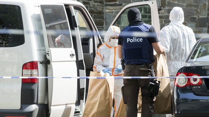 Policías y expertos forenses belgas registraron ayer la vivienda del supuesto terrorista abatido en la estación Central de Bruselas en la noche del martes.