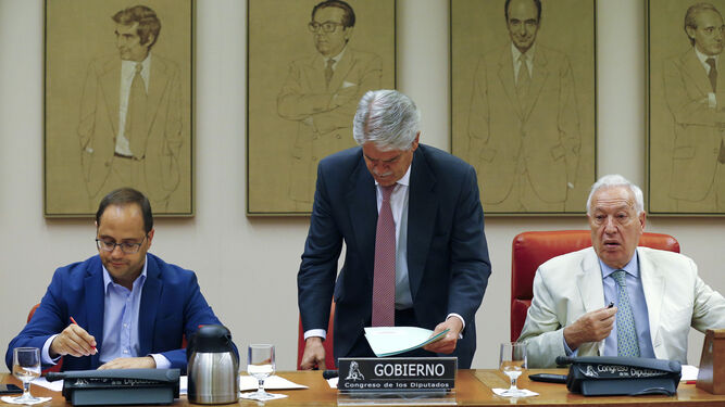 El ministro de Exteriores, Alfonso Dastis, flanqueado ayer por César Luena y José Manuel García-Margallo en la Comisión Mixta de Seguridad Nacional.