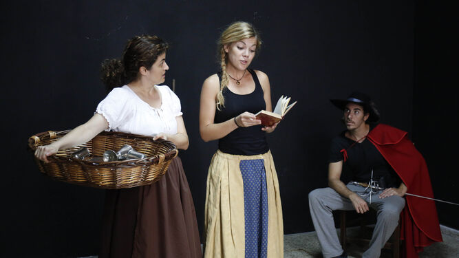 Macarena Pérez Bravo, Rocío Rubio y Andrés Suárez ensayan una escena.