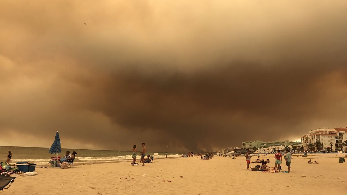Vista del incendio desde la playa.