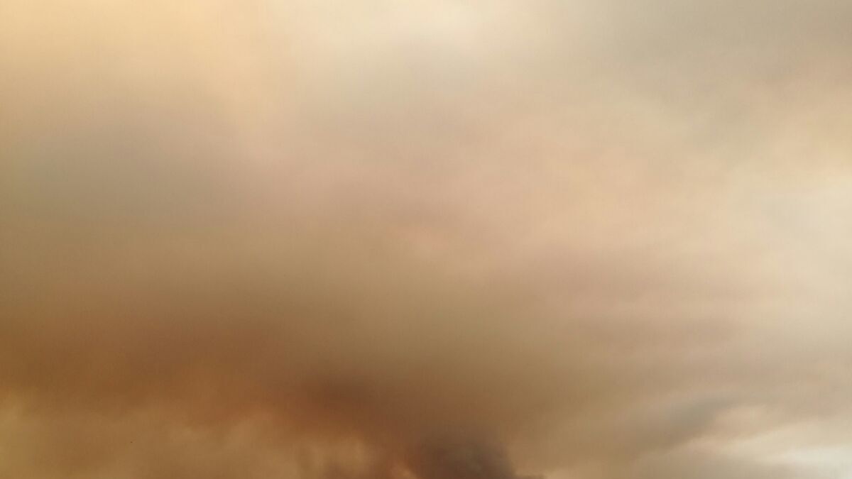 El cielo cubierto de humo y ceniza en Matalascañas.