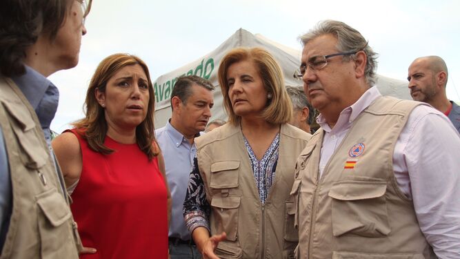 Zoido, acompañado por Fátima Báñez, Susana Díaz y Antonio Sanz, en el puesto de mando avanzado.