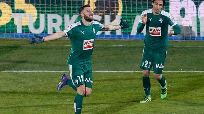 Borja Bastón celebra un gol con la camiseta del Eibar.