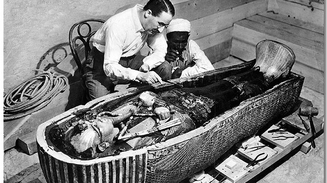 Howard Carter, en los trabajos de limpieza de los ungüentos pegados a un ataúd de la tumba de Tutankhamón.