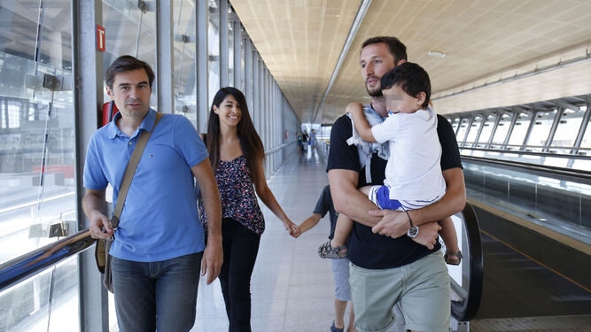 Paul Baysse, junto a su familia, en el aeropuerto.