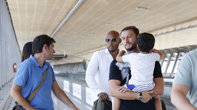 Paul Baysse, con uno de sus hijos en brazos, en su reciente visita a Málaga.