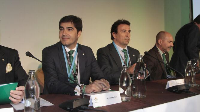Ángel Haro, sonriente, y José Miguel López Catalán, antes de comenzar su triunfal Junta Extraordinaria.