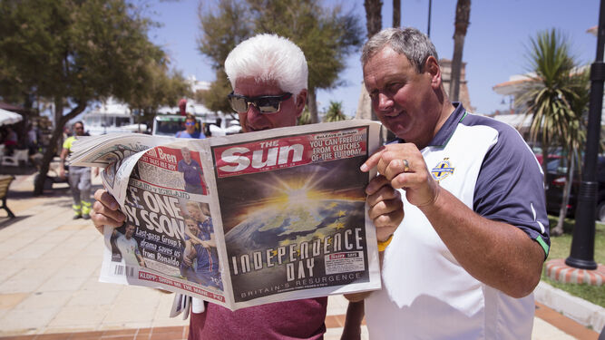 Dos británicos leen el periódico en Mijas el día de las elecciones del 'Brexit'.