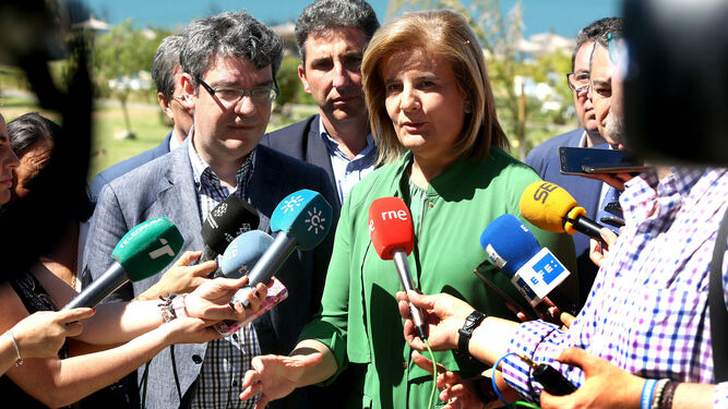 Los ministros Álvaro Nadal y Fátima Báñez, ayer en el parador de Mazagón.