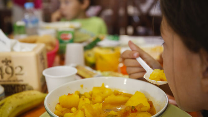 Plato de habichuelas que ayer comieron los niños que se acercaron al comedor familiar de la ONG Ángeles de la Noche.