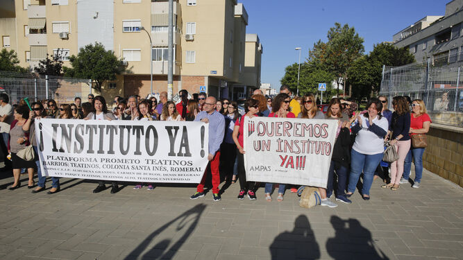 Padres y madres de Teatinos, el pasado mes de mayo, reclamando el instituto en una manifestación.