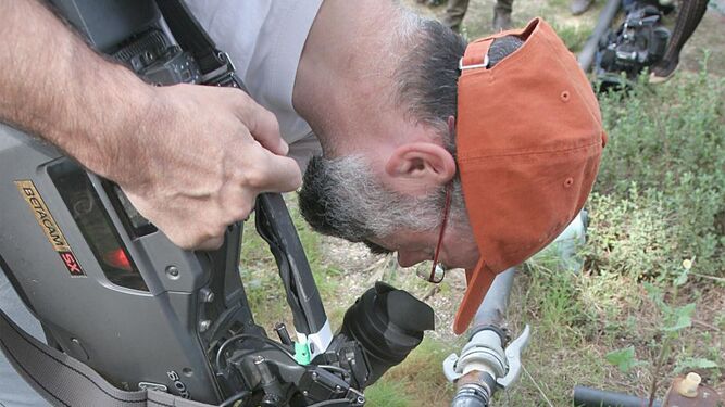 Un cámara graba uno de los pozos ilegales de Doñana, sin caudalímetro.
