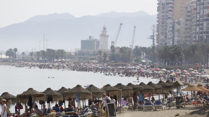 Las playas de Málaga repletas de bañistas.