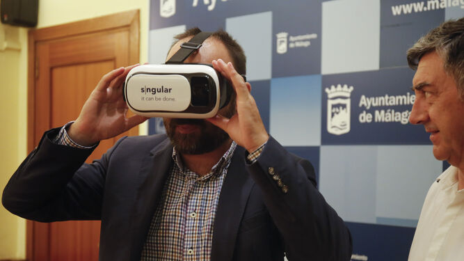 El concejal Mario Cortés prueba unas gafas de realidad virtual para móviles.