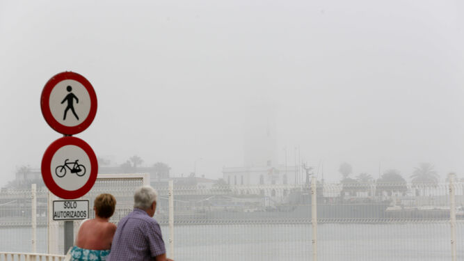 El taró o niebla marítima invade Málaga