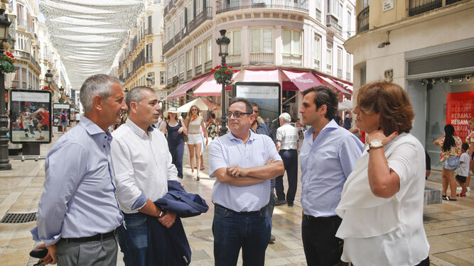 Francisco Moro, Julio Andrade, Jesús Sánchez, Carlos Pérez-Lanzac y Mercedes Espinel en calle Larios, una vía atravesada continuamente por turistas.