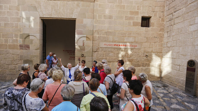 Un grupo de turistas en la puerta del museo Picasso.