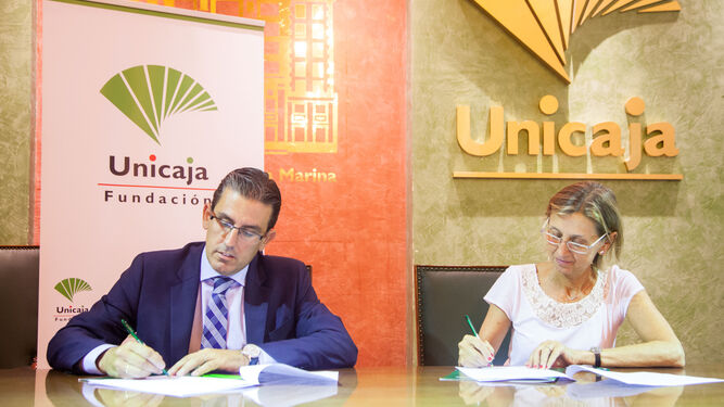 Representantes de la Fundación Unicaja y Harena firman el convenio.