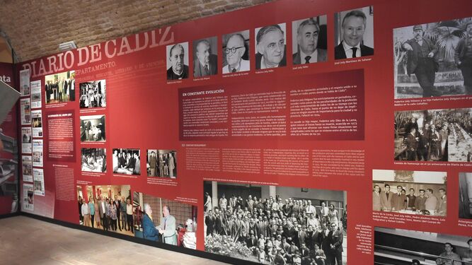 Uno de los paneles que componen la exposición, en el que aparece la saga de editores de la familia Joly, fundadora de Diario de Cádiz.