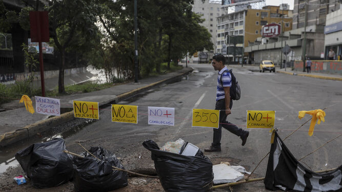 Calles desiertas y algunos disturbios en el paro en Venezuela