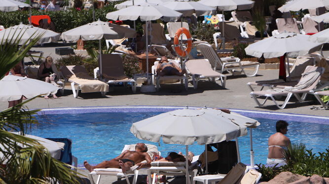 Un grupo de turistas disfruta de la piscina de un hotel en la Costa del Sol.