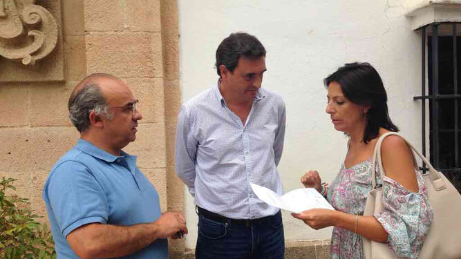 Felix Romero junto a los ediles del PP de Ronda, María de la Paz Fernández y Fernando Corrales.