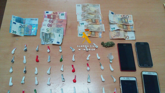 La droga y objetos intervenidos por la Guardia Civil en la operación.