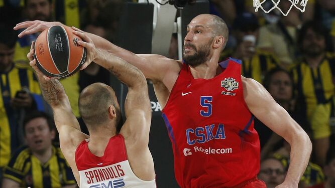 James Augustine tapona a Spanoulis.