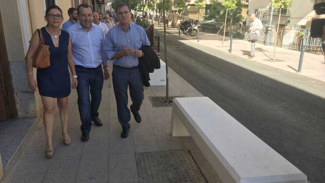 Visita de los responsables de la Junta de Andalucía y Ayuntamiento de Archidona a la zona tras la reforma.