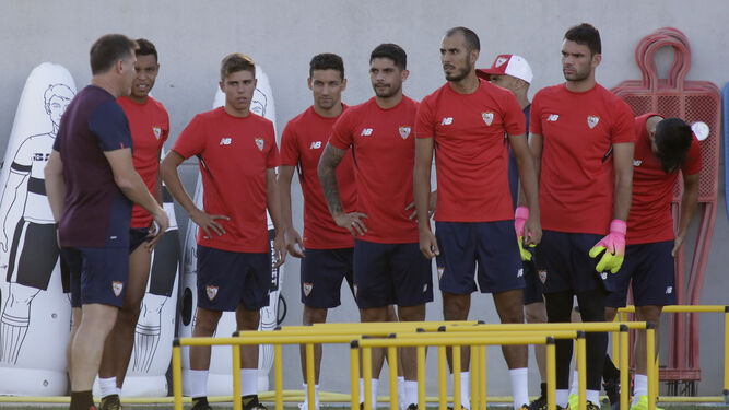 Berizzo se dirige a varios jugadores del Sevilla, Muriel, Pozo, Jesús Navas, Banega, Pizarro y Juan Soriano.
