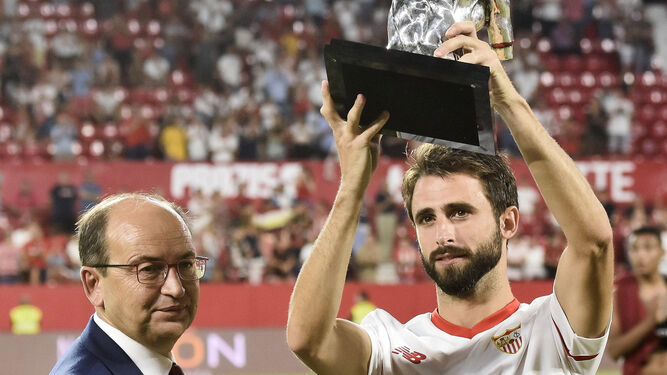 Castro le entrega el trofeo a Pareja.