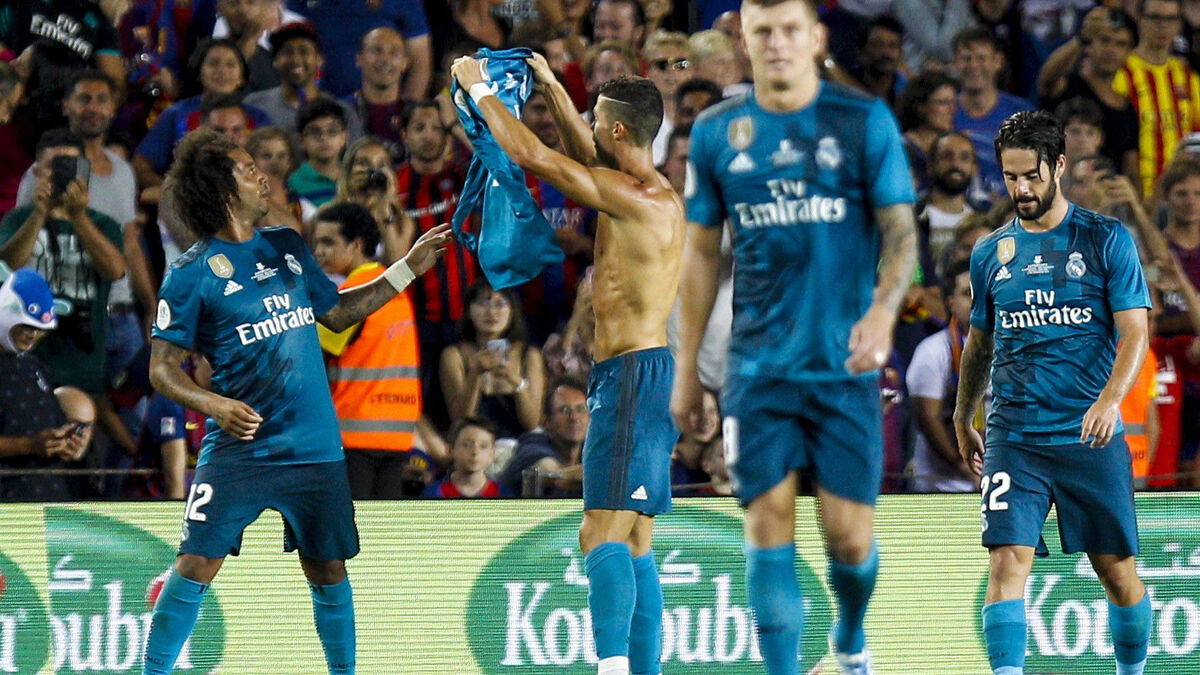 Ronaldo muestra su camiseta a la grada del Camp Nou.