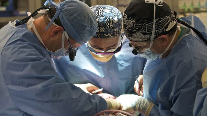 Varios doctores durante una operación.