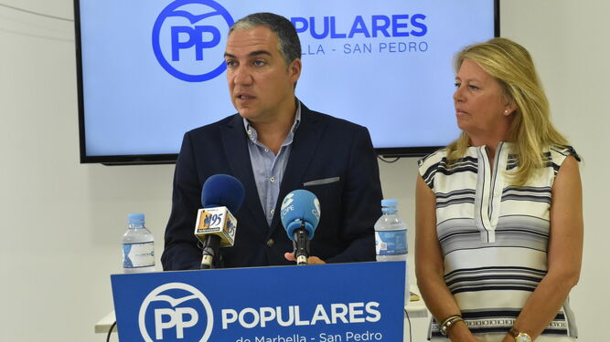 El presidente del PP, Elías Bendodo, y la senadora y candidata a la Alcaldía, Ángeles Muñoz, ayer.