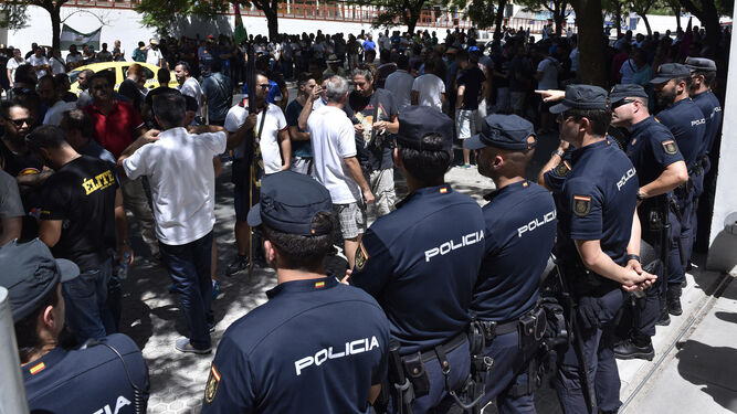 La Policía custodia la sede de la Consejería de Fomento ante cientos de taxistas.