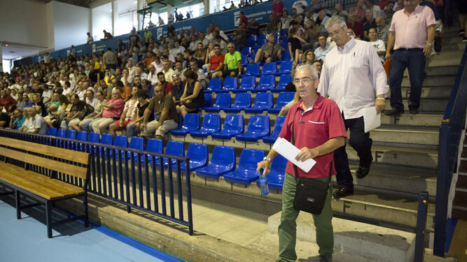 Los presidentes de las asociaciones entran en el polideportivo de Ciudad Jardín.