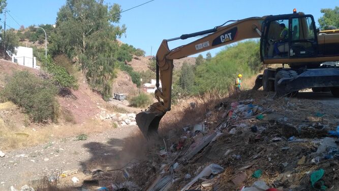 Los operarios iniciaron la recogida de residuos en el arroyo de La Palma