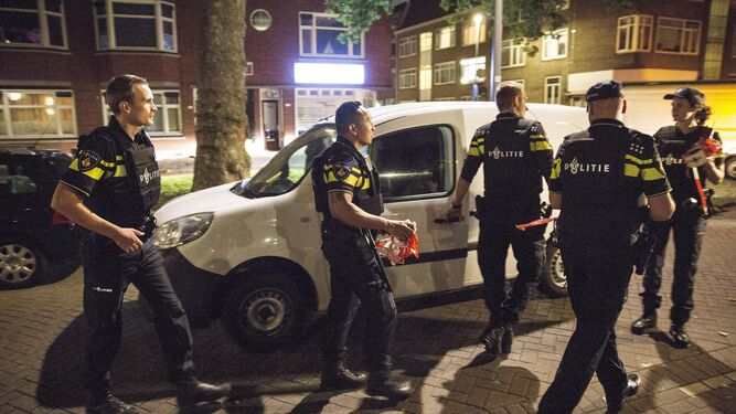 Policía de Roterdam inspecciona la furgoneta de matrícula española que conducía el español detenido.
