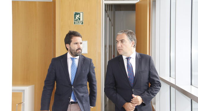 El diputado Jacobo Florido, ayer junto al presidente provincial, Elías Bendodo.
