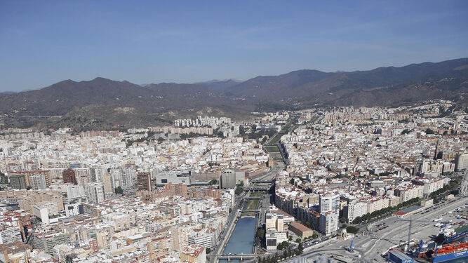 Vistas desde el helicóptero de la policía de la ciudad de Málaga y su provincia.