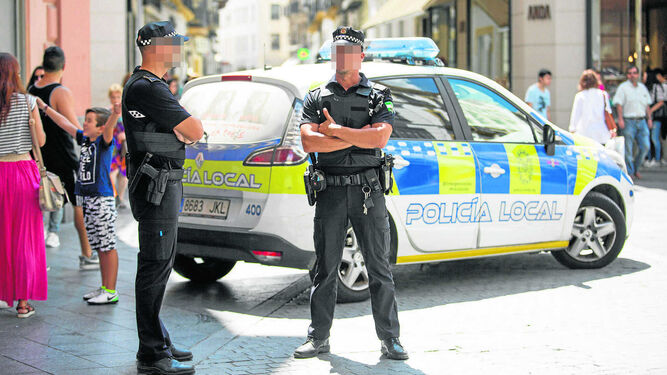 Dos policías locales, en el centro de Sevilla