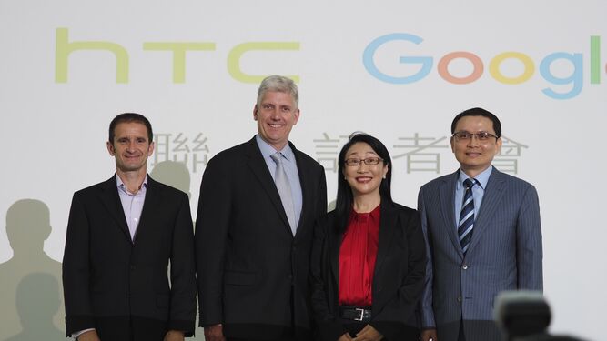 El vicepresidente de gestión de producto de Google, Mario Queiroz, el vicepresidente de hardware de la empresa, Rick Osterloh, la presidenta del fabricante de teléfonos inteligentes HTC, Cher Wang, y el presidente del Negocio de Smartphones y Dispositivos Conectados de HTC, Chang Chia-lin, ayer, en Taipei.