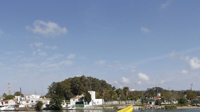 Vista de la barrera antinarcos construida en el río Guadarranque.