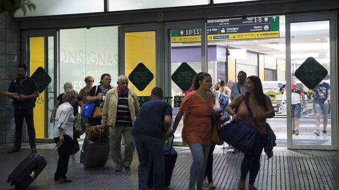 Los turistas afectados por la intoxicación a su llegada a Málaga.