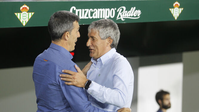 López Muñiz y Setién se saludan con franqueza antes del partido.